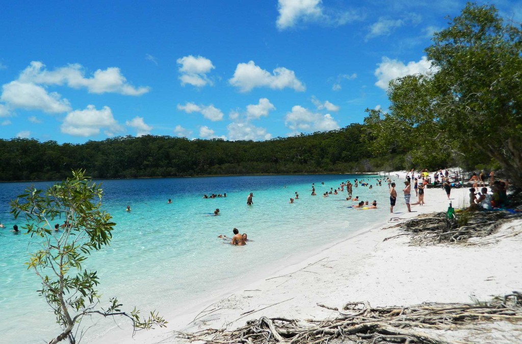 Visitantes se banham nas águas muito azuis do Lake McKenzie, em Fraser Island