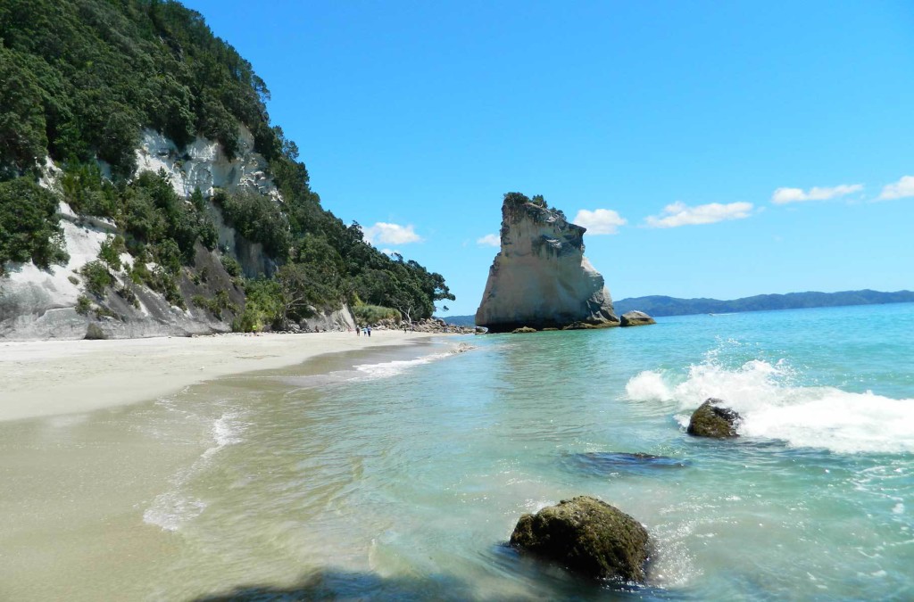 Mar bate nas rochas de Cathedral Cove, na Nova Zelândia, uma das praia da Oceania que você não pode perder