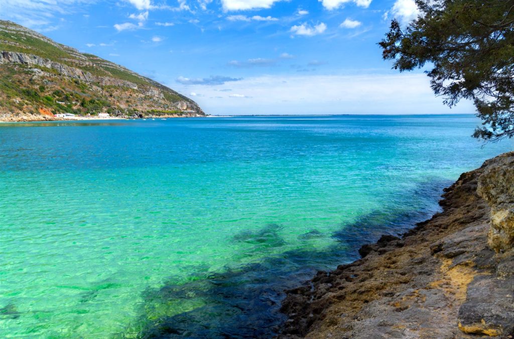 Rochas sobre o mar muito azul na Praia de Galapinhos 