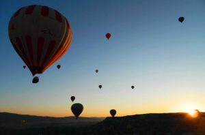 Foto de balões na Capadócia (Turquia) ilustra frases de viagem