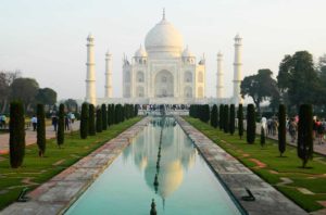 Vista frontal do Taj Mahal, em Agra (Índia)