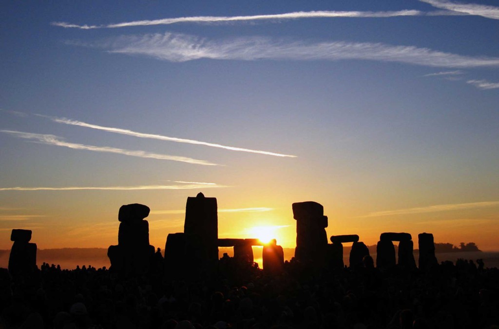 Pôr do sol entre as pedras de Stonehenge