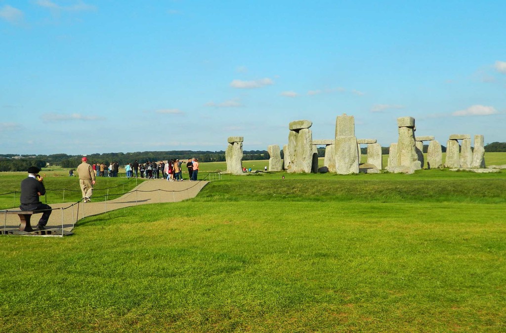 Visitantes andam pelo caminho que leva da entrada aos círculos de pedra