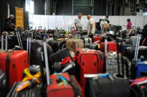 Saguão de aeroporto lotado de malas