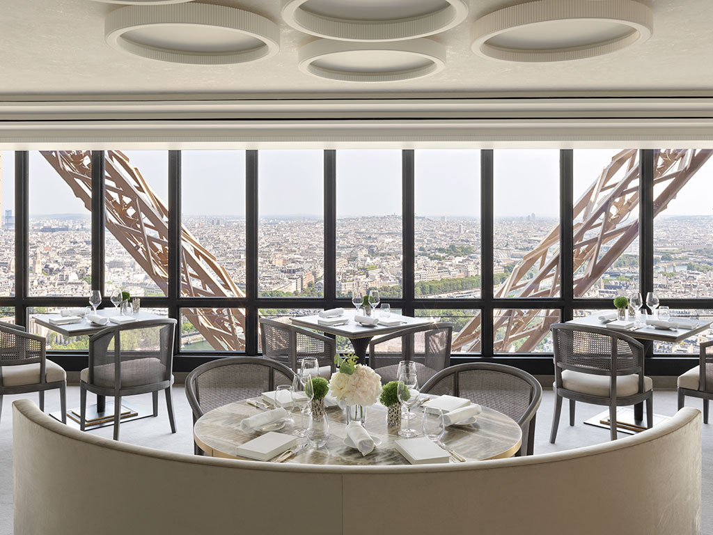 Mesa posta no restaurante Jules Verne, no segundo andar