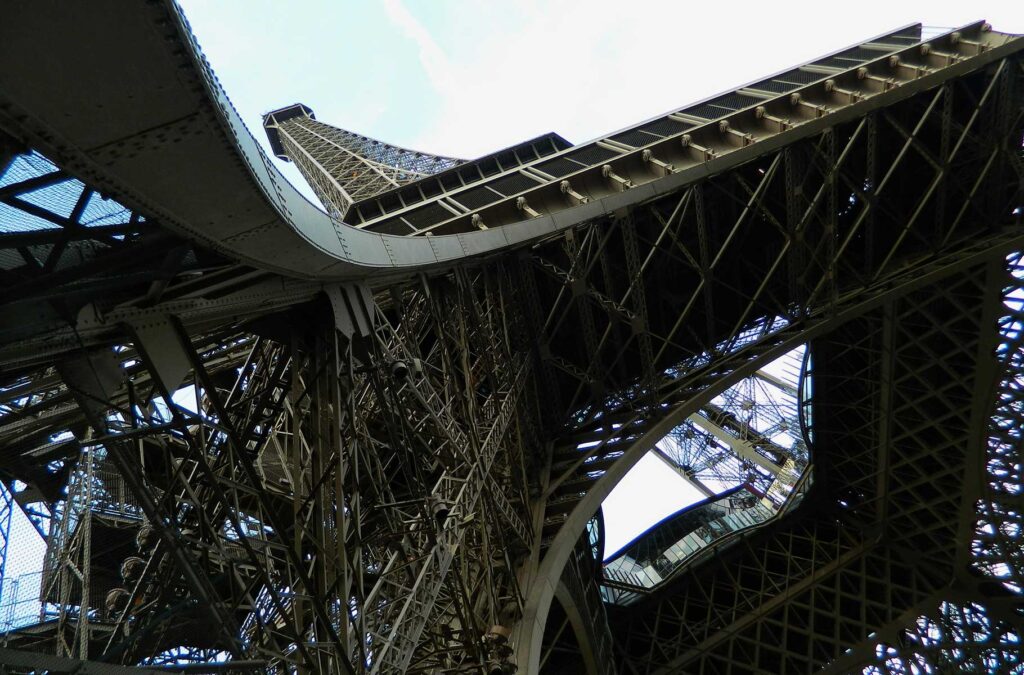 Estrutura de metal da Torre Eiffel vista desde o térreo