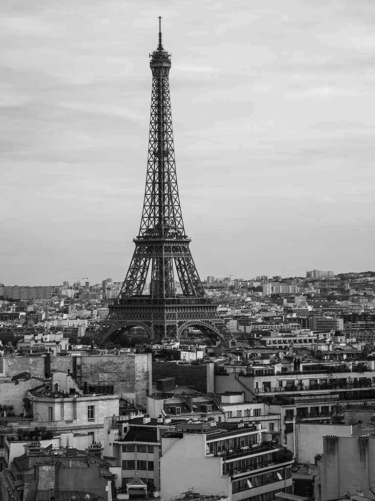 Imagem em preto e branco mostra Torre Eiffel vista desde o Arco do Triunfo