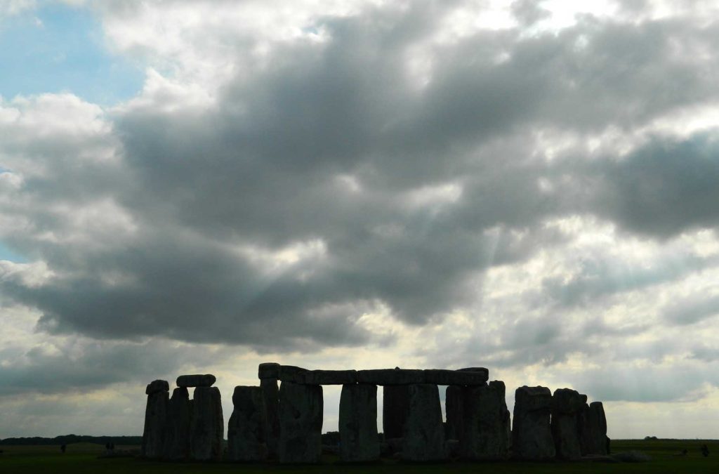 Nuvens escurecem o monumento de pedras