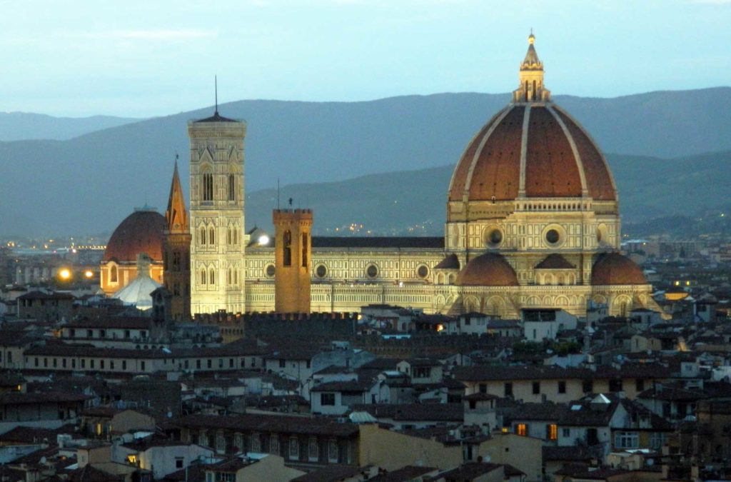 Cidade de Florença ao anoitecer vista do alto da Piazzale Michelangelo