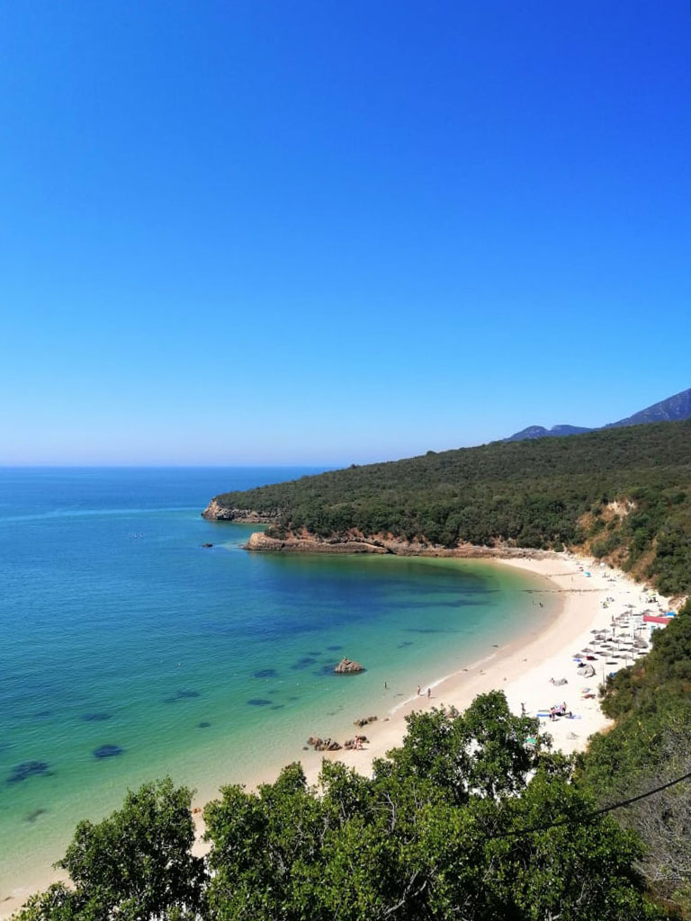 Praia de Galapinhos vista do alto da trilha