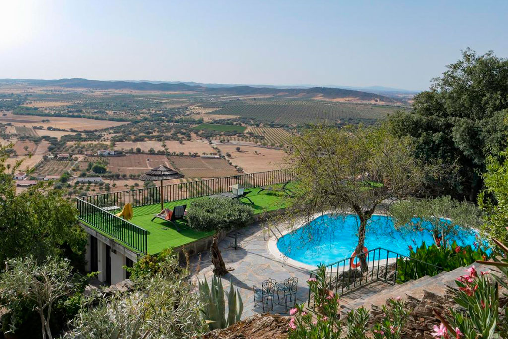 Piscina e vista da Estalagem Monsaraz