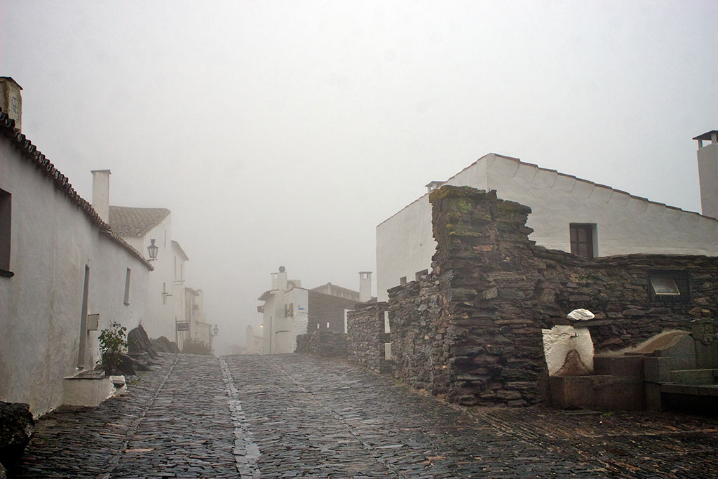 Névoa toma conta das ruas da vila medieval