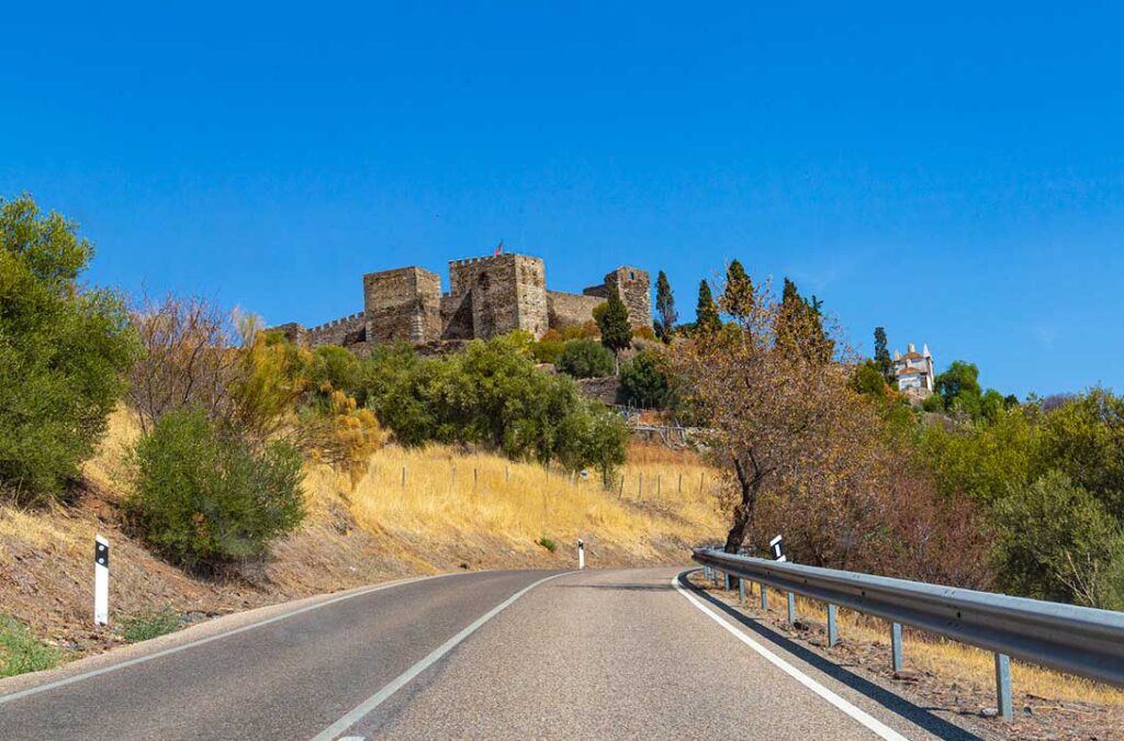 Vila medieval de Monsaraz vista desde a rodovia