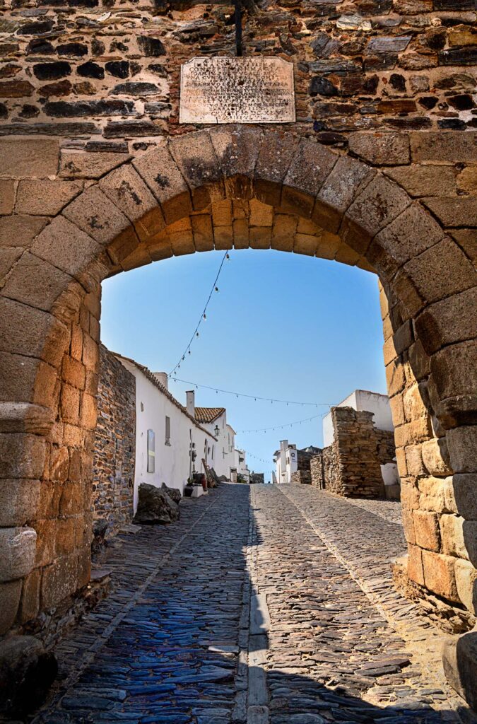 A Porta da Vila marca a entrada na cidade murada